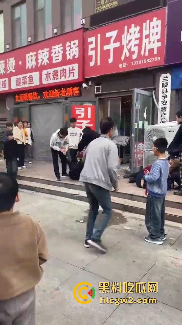 兰陵女子带娃吃饭不给钱，白嫖麻辣香锅还发飙！灰衣男冲上去补刀打女人，装得比谁都狠真是个逼养的！-3