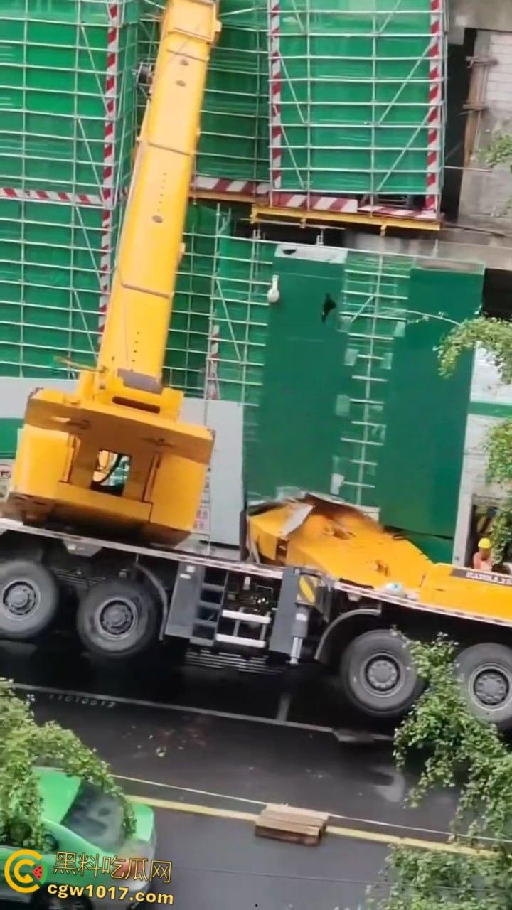 成都武侯工地黄色吊车失衡翻倒，机械臂猛砸脚架，尘土飞扬巨响震天，机械臂严重受损损失几万！-2