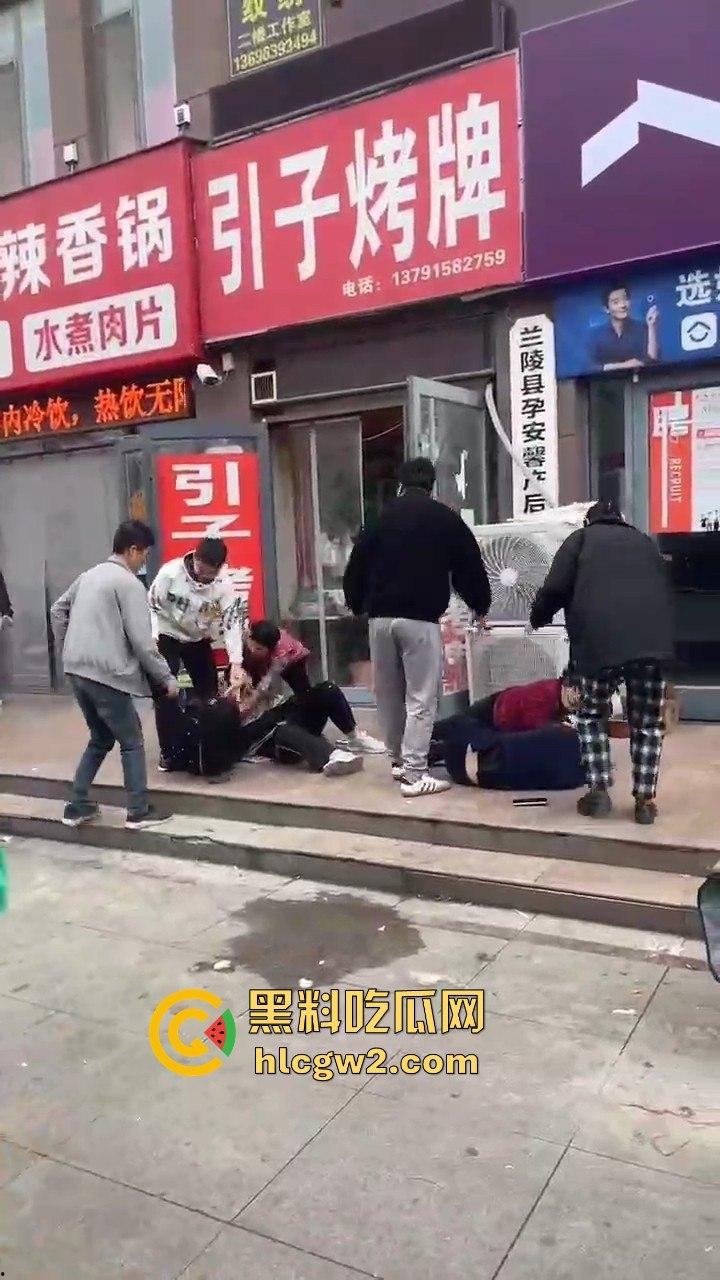 兰陵女子带娃吃饭不给钱，白嫖麻辣香锅还发飙！灰衣男冲上去补刀打女人，装得比谁都狠真是个逼养的！-7