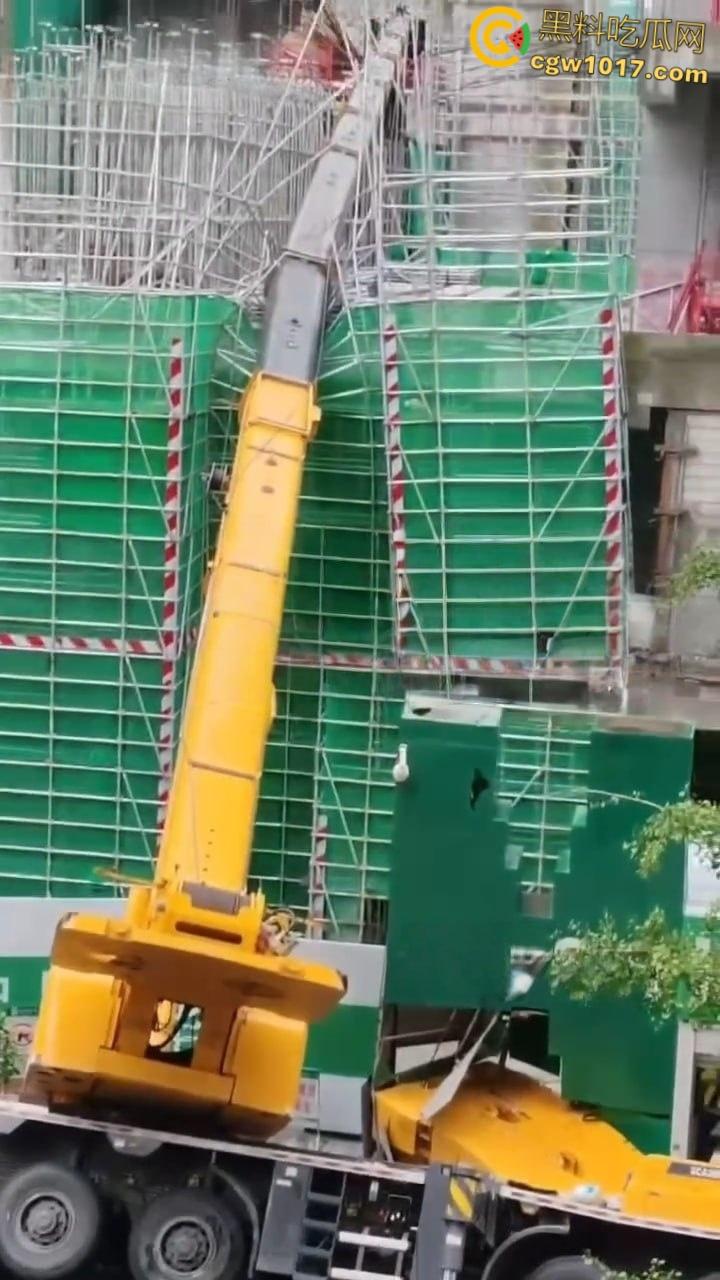 成都武侯工地黄色吊车失衡翻倒，机械臂猛砸脚架，尘土飞扬巨响震天，机械臂严重受损损失几万！-3
