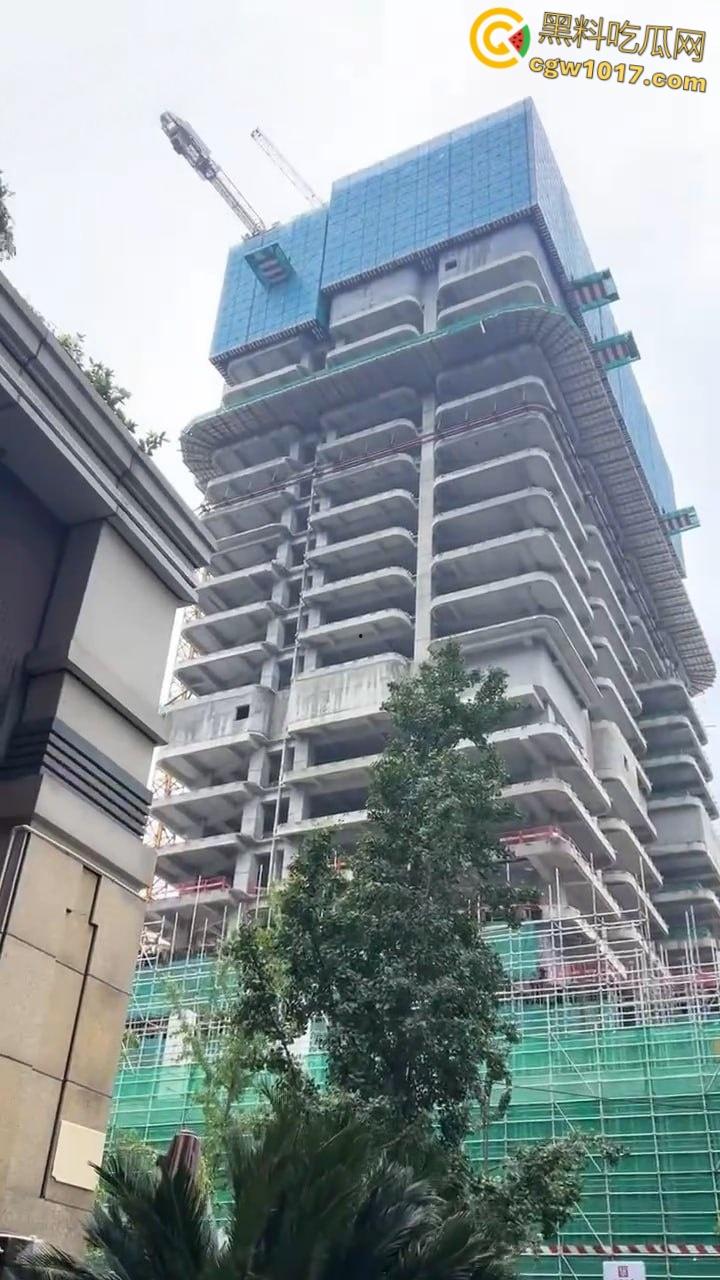 成都武侯工地黄色吊车失衡翻倒，机械臂猛砸脚架，尘土飞扬巨响震天，机械臂严重受损损失几万！-7