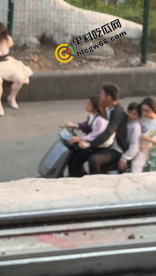 微胖美女整理奶罩全程高能!肉弹战车缓缓启动,这晃动幅度不是谁的内衣都扛得住的!-1