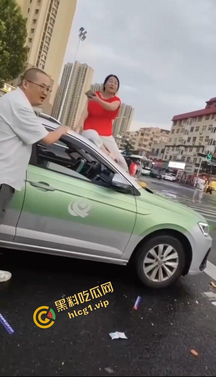 全网疯传大瓜!山东青岛老仙女 与出租车司机起争执 一言不合踩上车顶 脱衣裸体热舞!-3