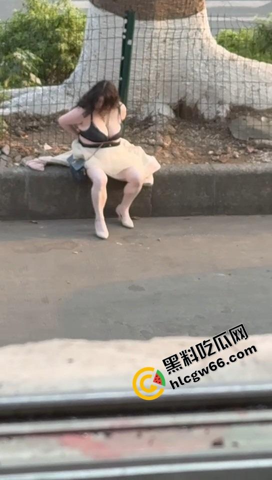 微胖美女整理奶罩全程高能!肉弹战车缓缓启动,这晃动幅度不是谁的内衣都扛得住的!-3