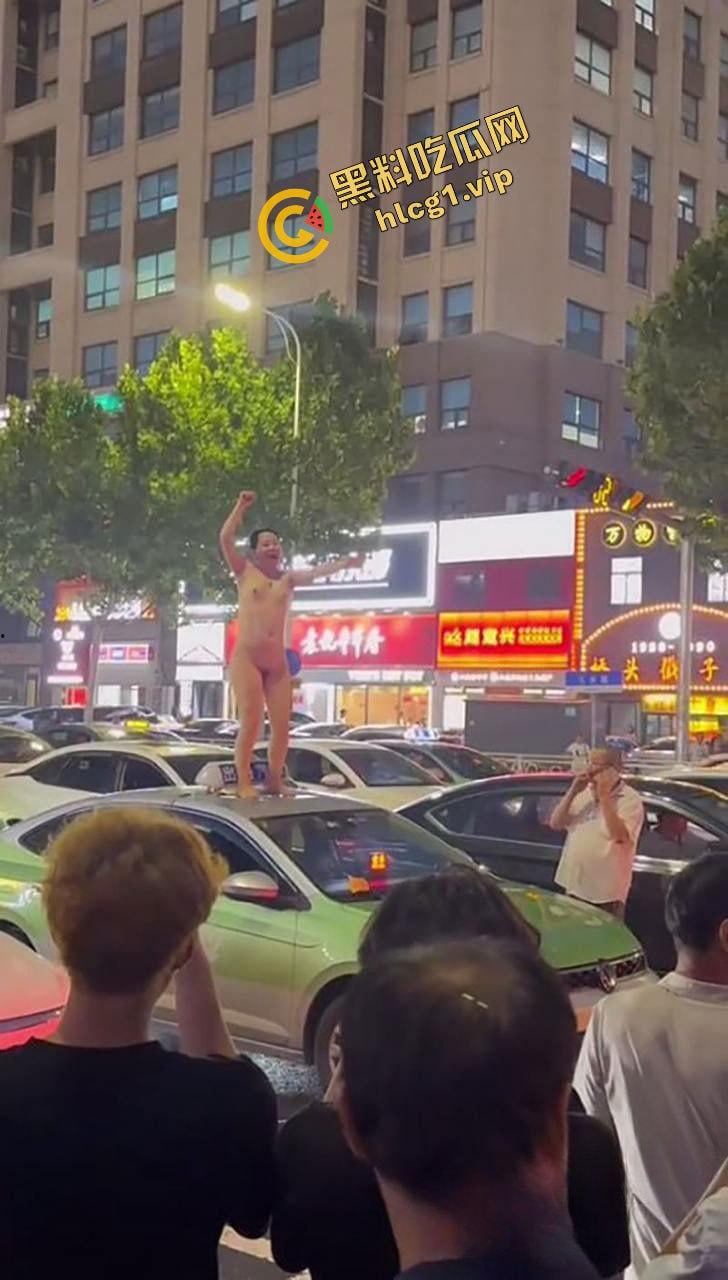 全网疯传大瓜!山东青岛老仙女 与出租车司机起争执 一言不合踩上车顶 脱衣裸体热舞!-4
