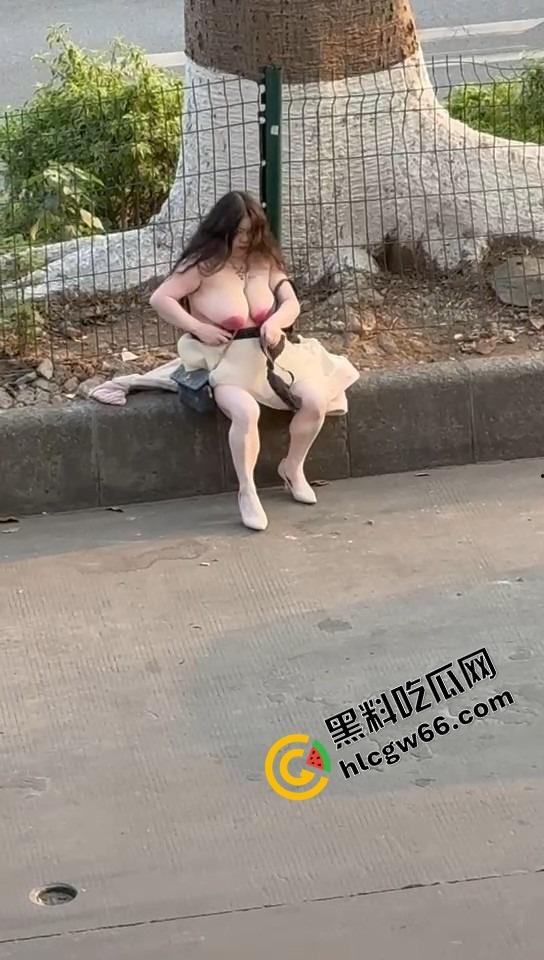 微胖美女整理奶罩全程高能!肉弹战车缓缓启动,这晃动幅度不是谁的内衣都扛得住的!-4