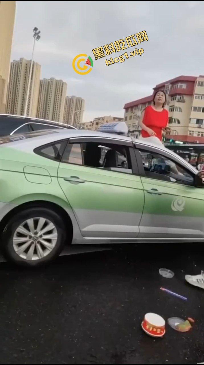 全网疯传大瓜!山东青岛老仙女 与出租车司机起争执 一言不合踩上车顶 脱衣裸体热舞!-5