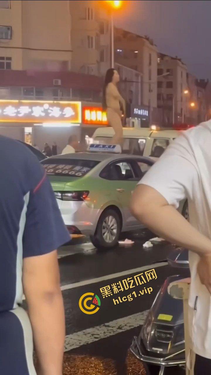 全网疯传大瓜!山东青岛老仙女 与出租车司机起争执 一言不合踩上车顶 脱衣裸体热舞!-6