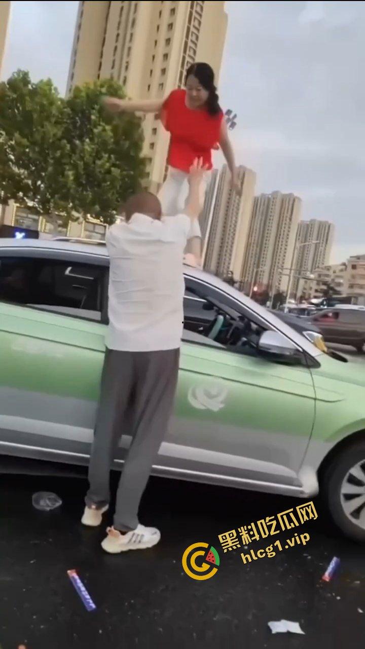 全网疯传大瓜!山东青岛老仙女 与出租车司机起争执 一言不合踩上车顶 脱衣裸体热舞!-7