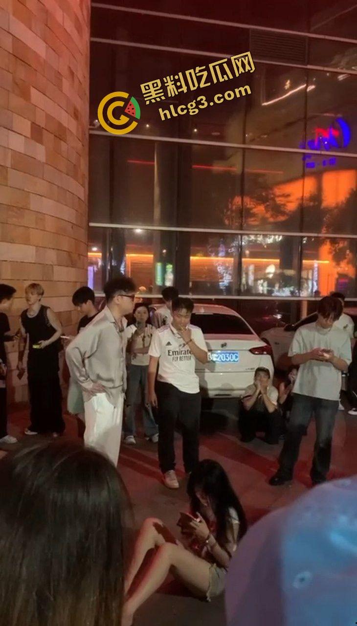 炸裂抓奸事件!厦门福馆李晓彤与男小三被当场捉奸 爆出金句 “她给我舔屌吞精时,你还在哪里打飞机” 气疯后踢打女人-4