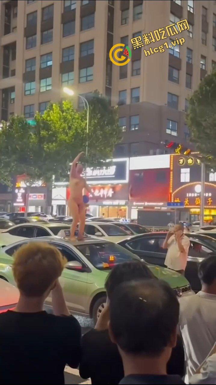 全网疯传大瓜!山东青岛老仙女 与出租车司机起争执 一言不合踩上车顶 脱衣裸体热舞!-8