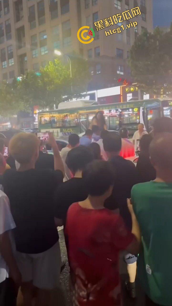 全网疯传大瓜!山东青岛老仙女 与出租车司机起争执 一言不合踩上车顶 脱衣裸体热舞!-9