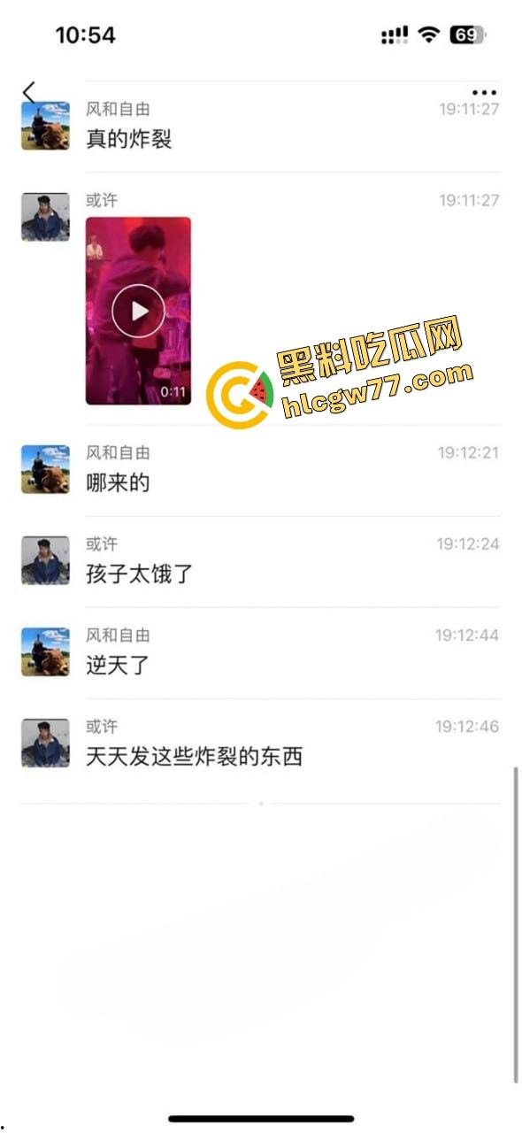 酒吧内富婆嘴对嘴亲大学生帅哥30秒,全场看傻小鲜肉抱紧名牌包,直接亲进人生新剧本!-2