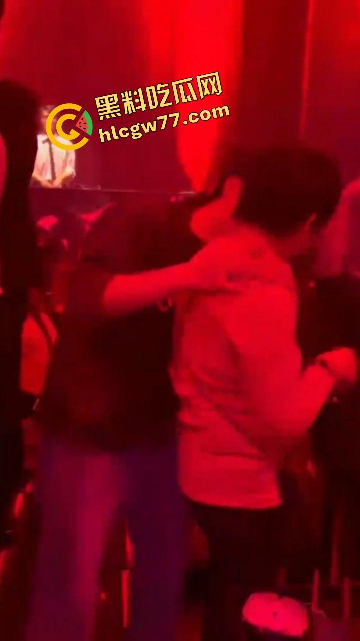 酒吧内富婆嘴对嘴亲大学生帅哥30秒,全场看傻小鲜肉抱紧名牌包,直接亲进人生新剧本!-6