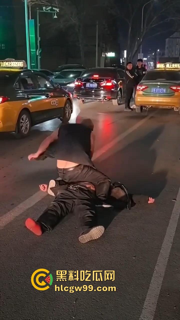 辽宁辽阳灯塔亲兄弟好哥们酒后狂战，拳拳到肉，生怕一拳打不死对方，特警来了才把光头按住！-4