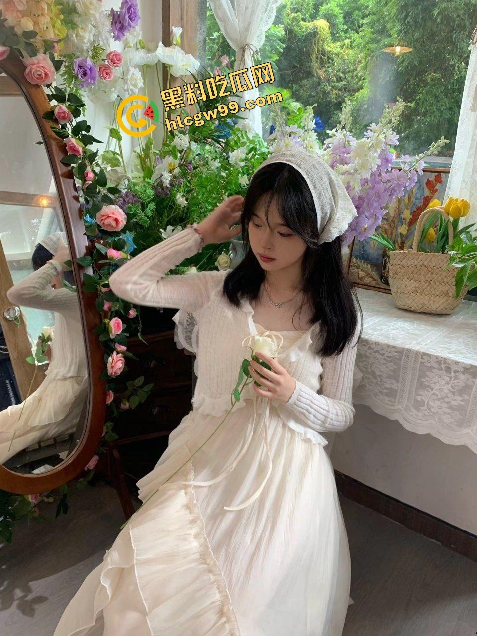 河南艺术职业清纯学生妹【罗莉】一线天粉逼为艺术献身,配合大哥用香烟插逼吸烟!独家曝光流出!-1