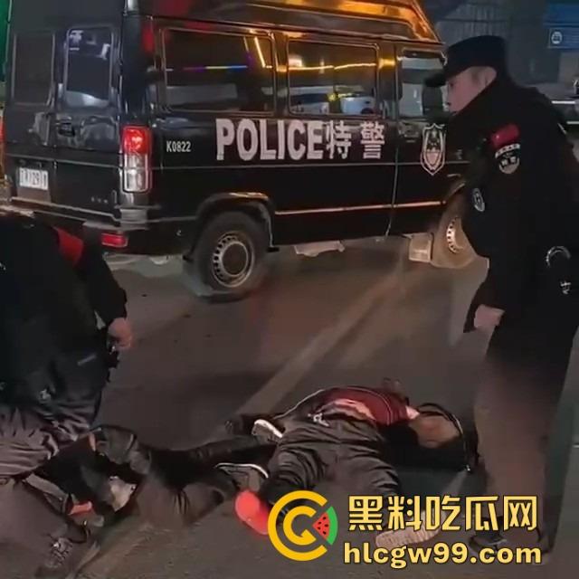 辽宁辽阳灯塔亲兄弟好哥们酒后狂战，拳拳到肉，生怕一拳打不死对方，特警来了才把光头按住！-10
