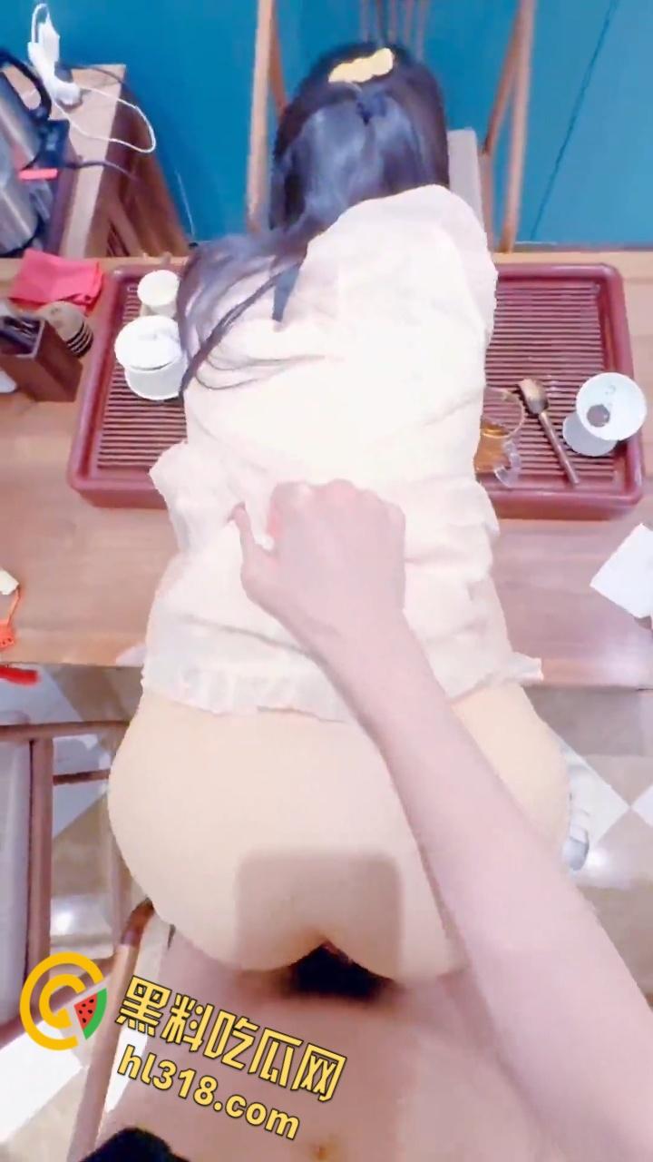 喝茶是假,跟妹妹男欢女爱才是真,茶桌掀开妹妹肚兜,粉嫩白虎美乳性感诱人,按在桌子上疯狂输出 !-5