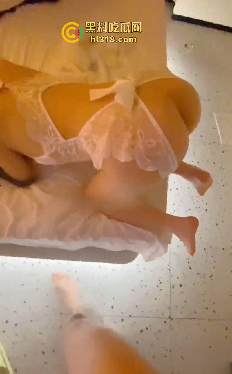 海角乱伦,侄女白丝新战衣挑逗勾引,肛塞调教情无套后入各种爆操打桩,对白极度淫荡!-6