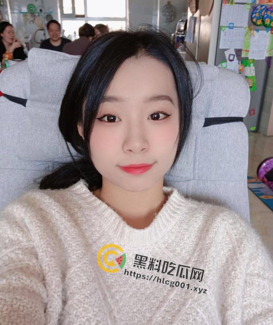 淫荡少妇趁着老公不在家和邻居偷情 穿上老公梦想的开档黑丝和隔壁老王猛干 视频遭流出-1