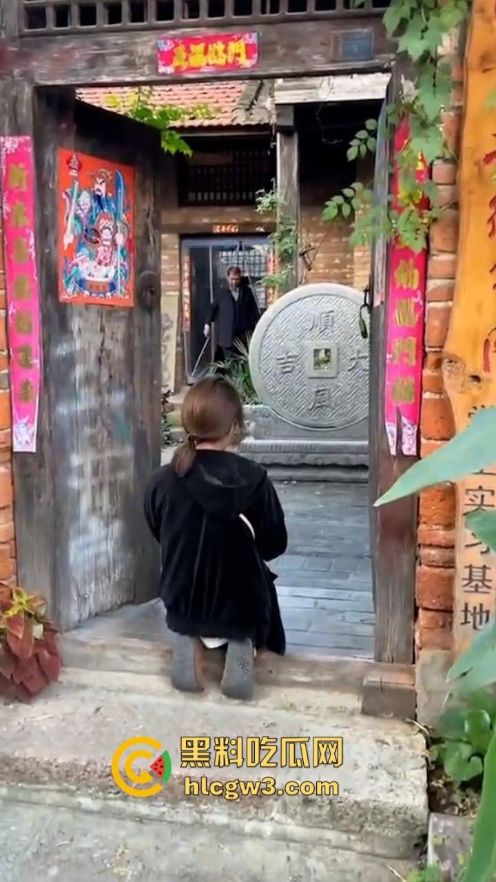 人不要脸至贱无敌!河南老逼登欠债不还 女子无奈当街嚎啕大哭下跪讨钱 欠钱的都是大爷!-1