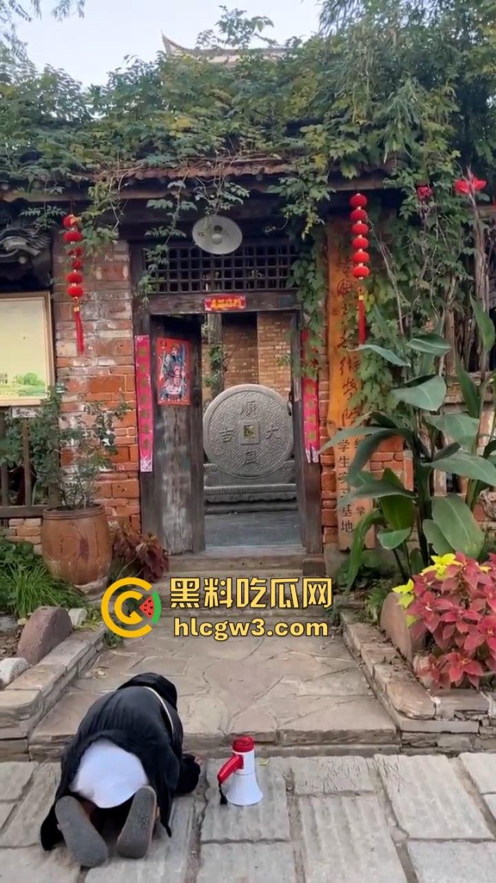 人不要脸至贱无敌!河南老逼登欠债不还 女子无奈当街嚎啕大哭下跪讨钱 欠钱的都是大爷!-2