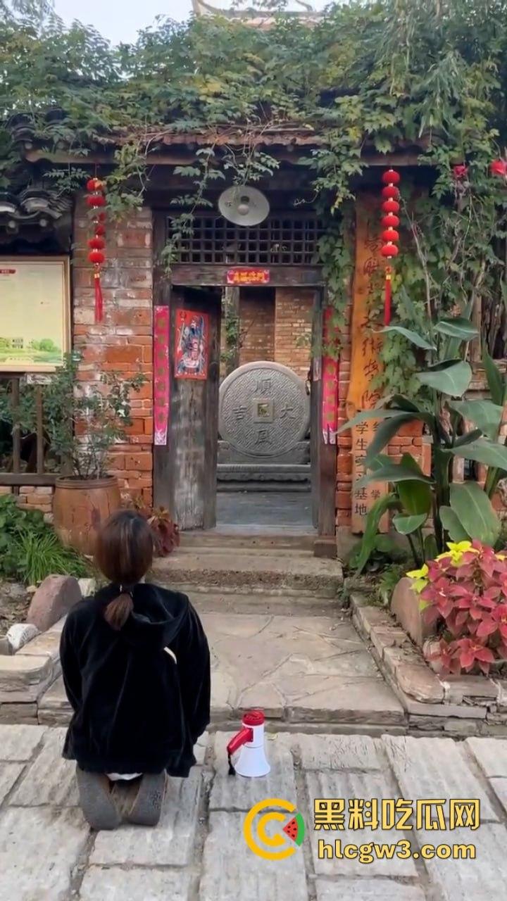 人不要脸至贱无敌!河南老逼登欠债不还 女子无奈当街嚎啕大哭下跪讨钱 欠钱的都是大爷!-6