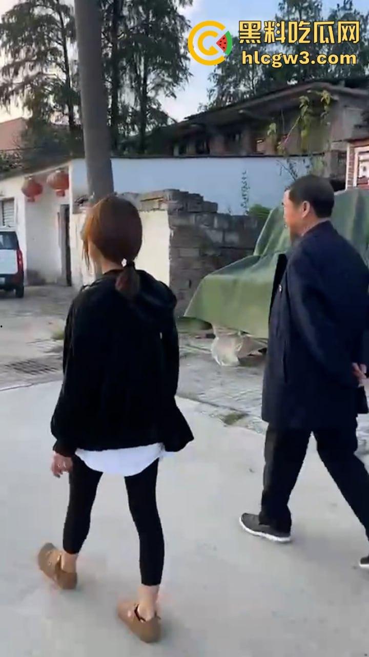 人不要脸至贱无敌!河南老逼登欠债不还 女子无奈当街嚎啕大哭下跪讨钱 欠钱的都是大爷!-7