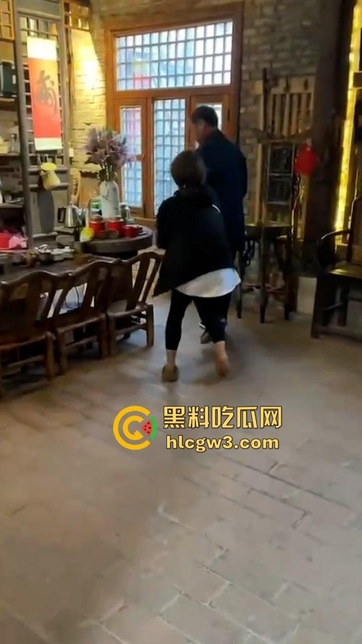 人不要脸至贱无敌!河南老逼登欠债不还 女子无奈当街嚎啕大哭下跪讨钱 欠钱的都是大爷!-11