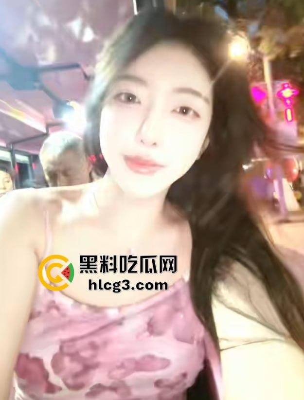 抖音微博网红「彭知熙」KTV聚会被两男生现场吸奶！装纯的背后竟然是福利姬，揭开网红的真实面目！-10