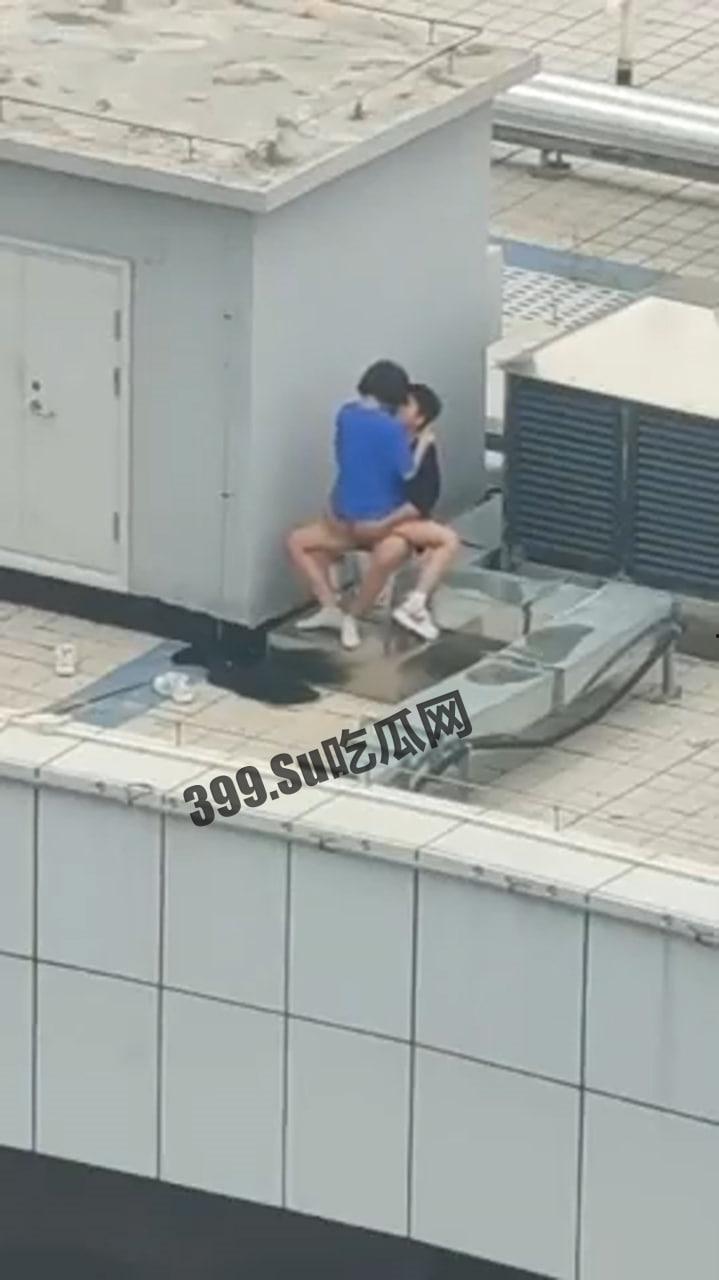 小情侣寻刺激跑天台啪啪 热心肠大哥帮忙记录并附上激情解说-3