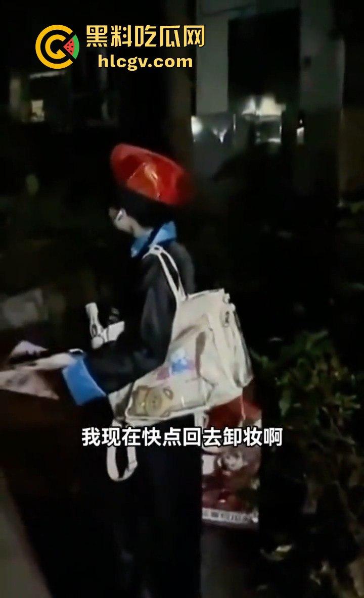 四川某小区大爷大妈遛弯险被僵尸小姐姐吓出屎尿!这清朝妆容真没谁了!-2