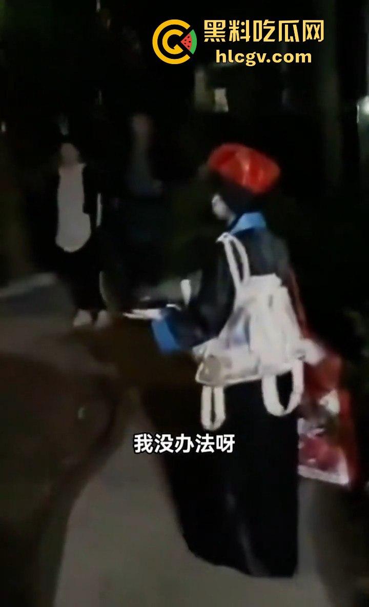 四川某小区大爷大妈遛弯险被僵尸小姐姐吓出屎尿!这清朝妆容真没谁了!-4