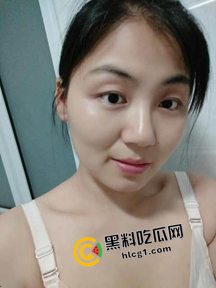 山东乡镇英语老师反差婊 车震偷情 边吃鸡边用英语说骚话 还是老师玩的花-1