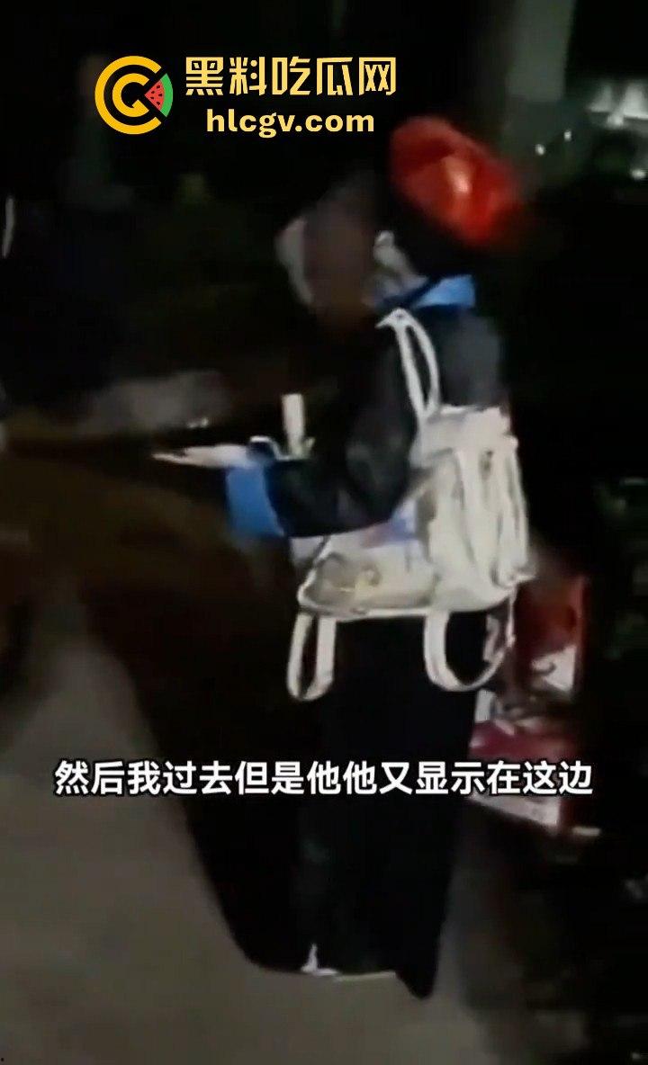 四川某小区大爷大妈遛弯险被僵尸小姐姐吓出屎尿!这清朝妆容真没谁了!-5