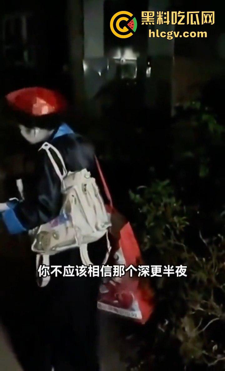 四川某小区大爷大妈遛弯险被僵尸小姐姐吓出屎尿!这清朝妆容真没谁了!-6