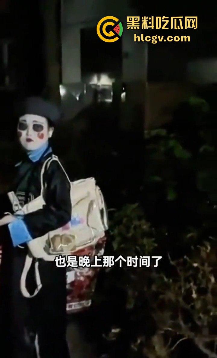 四川某小区大爷大妈遛弯险被僵尸小姐姐吓出屎尿!这清朝妆容真没谁了!-7