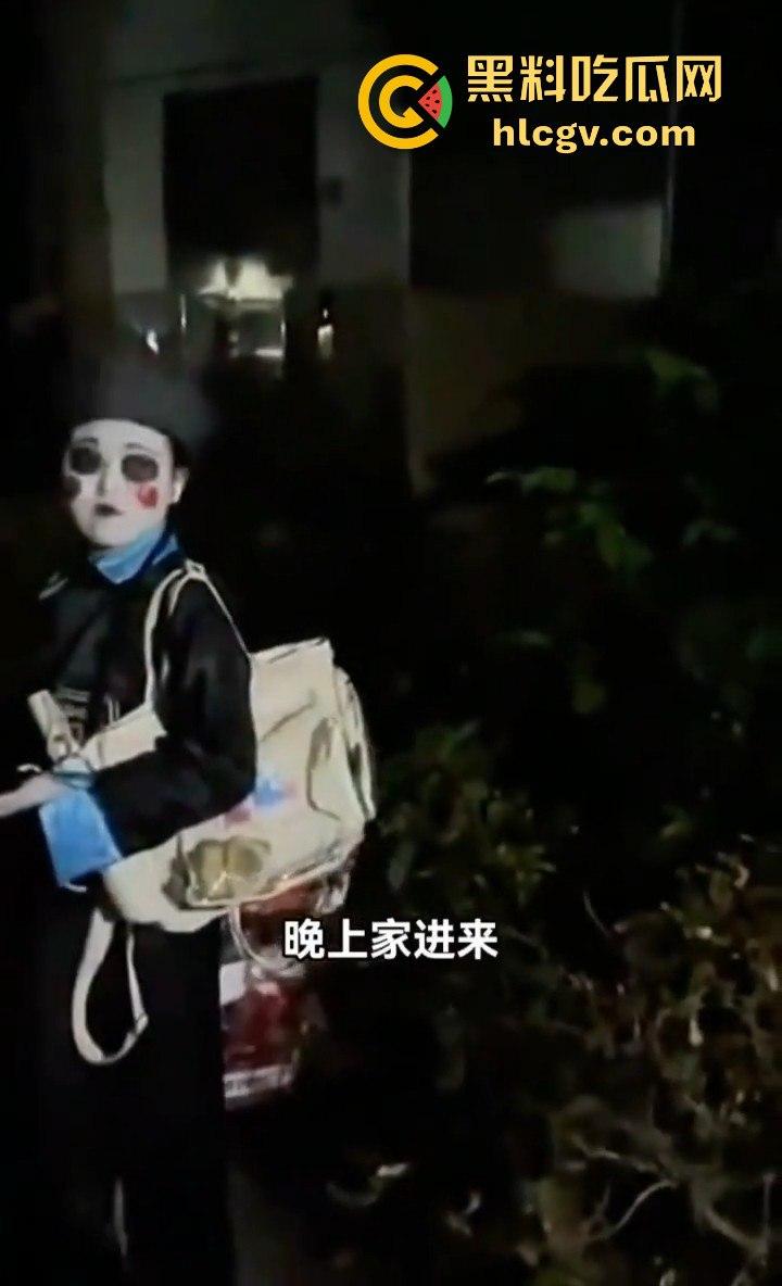 四川某小区大爷大妈遛弯险被僵尸小姐姐吓出屎尿!这清朝妆容真没谁了!-9