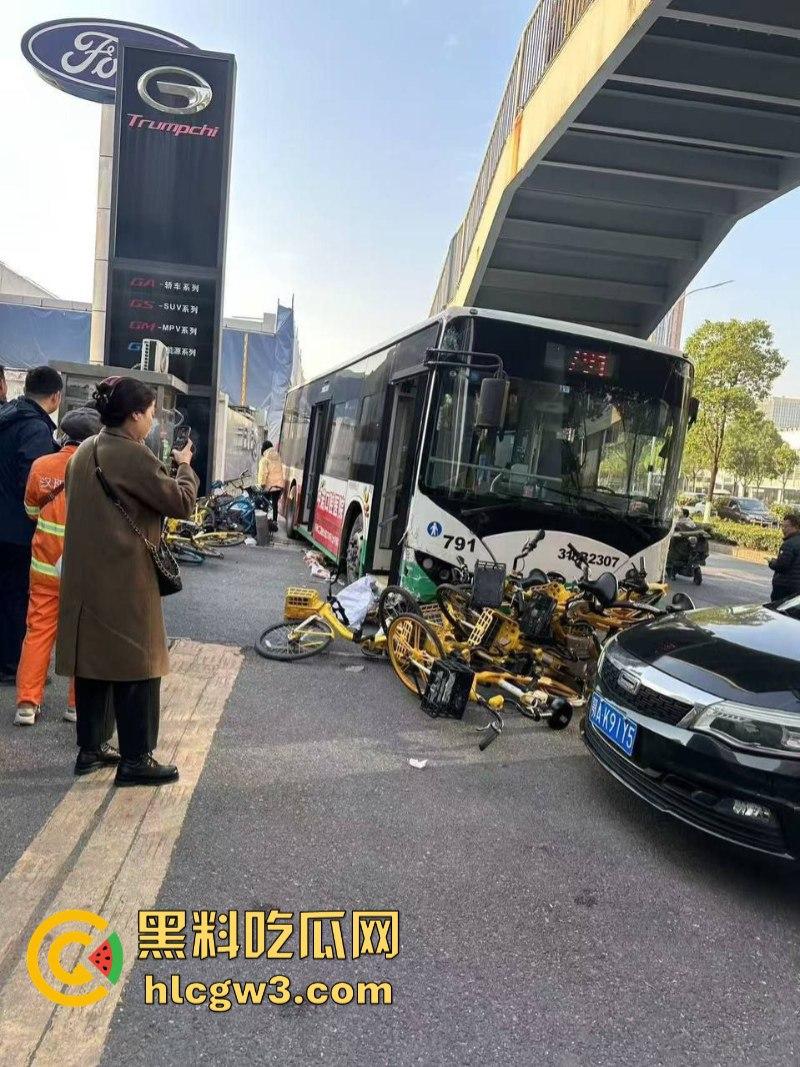 驾驶员突发疾病!武汉一公交车失控致1名行人死亡 现场视频曝光!-7