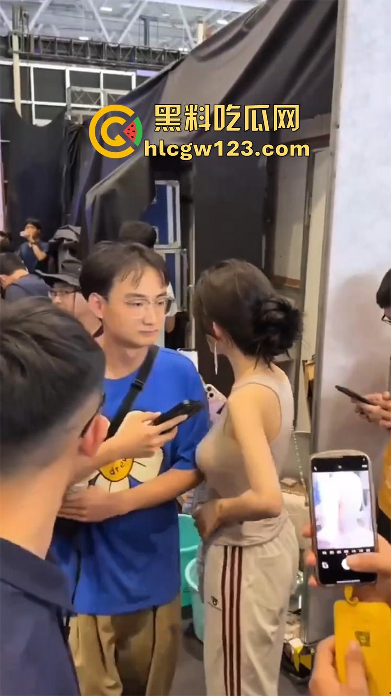 肘击猥亵袭胸大师,冒充摄影师咸猪手摸奶,结果翻车被抓,视频拍下全过程,还真是够猥琐呢!-3