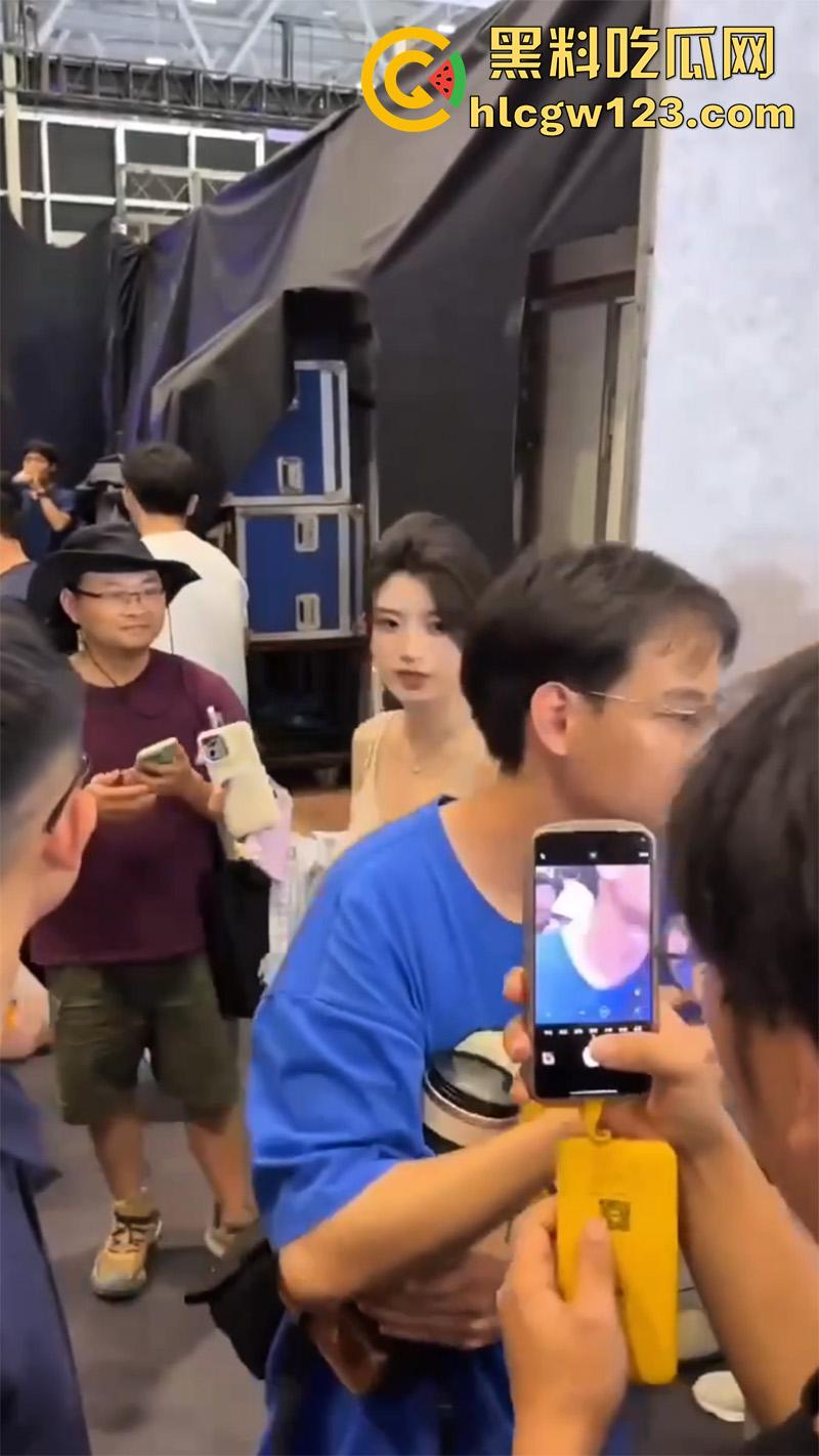 肘击猥亵袭胸大师,冒充摄影师咸猪手摸奶,结果翻车被抓,视频拍下全过程,还真是够猥琐呢!-4