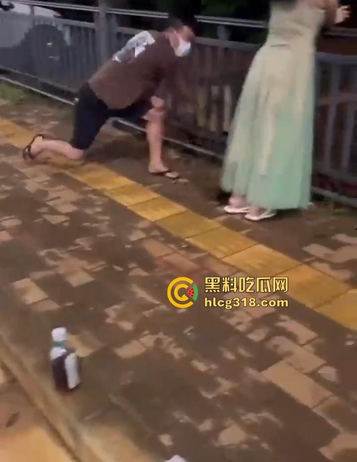 低俗直播PK惩罚,女主播输了被男助手的用皮带疯狂抽打屁股,感觉连吃奶的劲都使出来了,看着都疼!-3