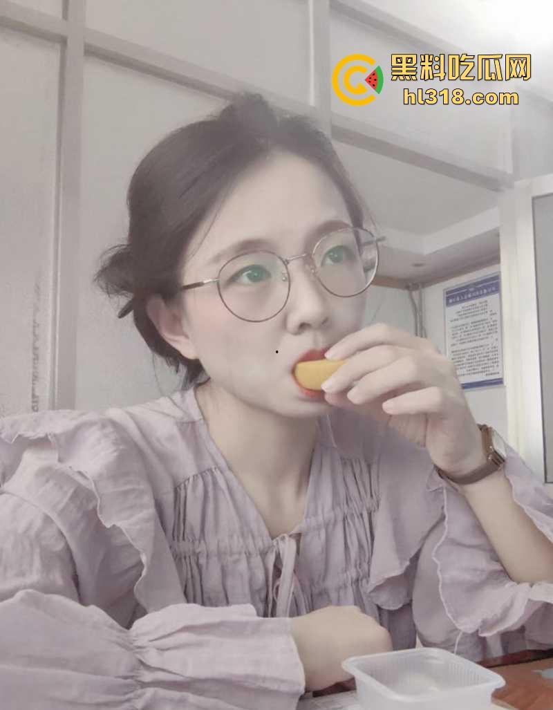 湖南公务员【秦晓酥】不雅视频流出,清纯贤妻良母被领导当狗玩弄,白翘蜜桃臀被无套后入骚气冲天!-2