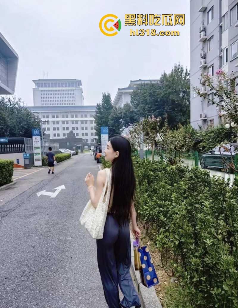 湖南公务员【秦晓酥】不雅视频流出,清纯贤妻良母被领导当狗玩弄,白翘蜜桃臀被无套后入骚气冲天!-4