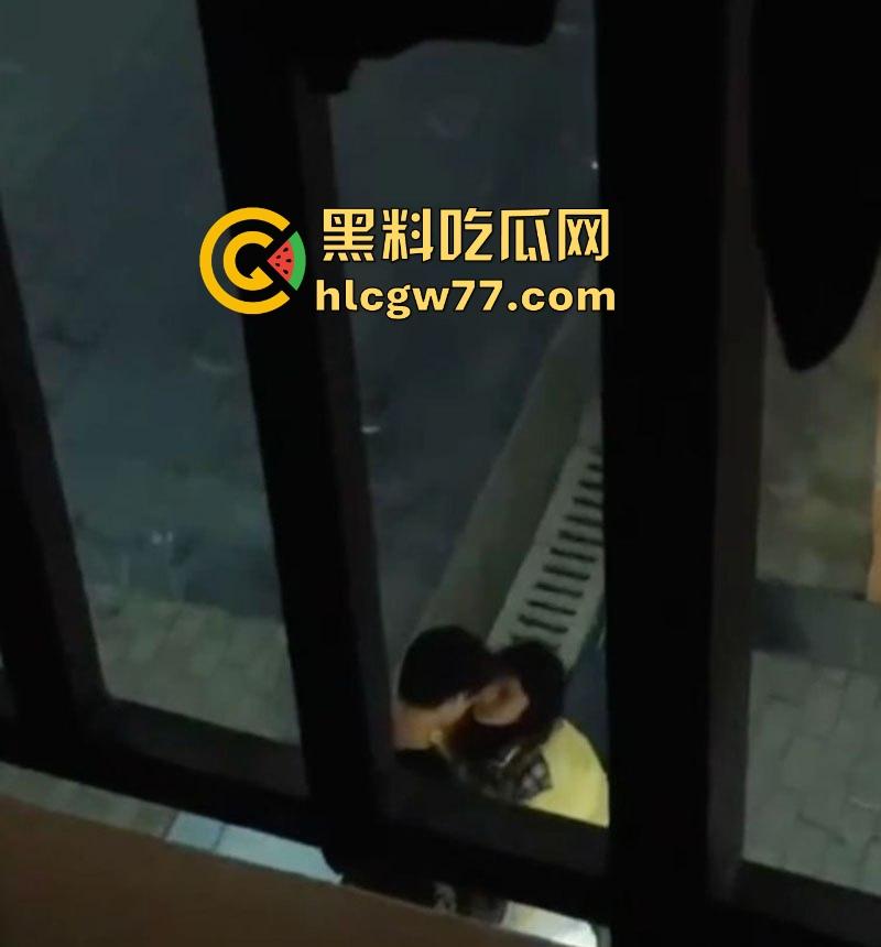 广西建设职业技术学院情侣校园野战被拍 小女友主动蹲地口 大学生真的是太会玩了!-6