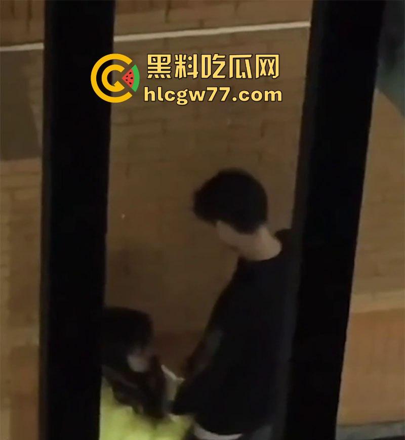 广西建设职业技术学院情侣校园野战被拍 小女友主动蹲地口 大学生真的是太会玩了!-7