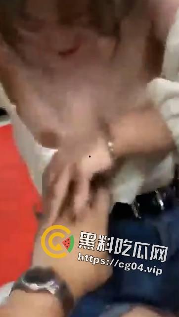 酒后乱性摸奶子!酒后乱的性怎么能算乱呢 大家都是玩玩 怎么你小子录上像了-4