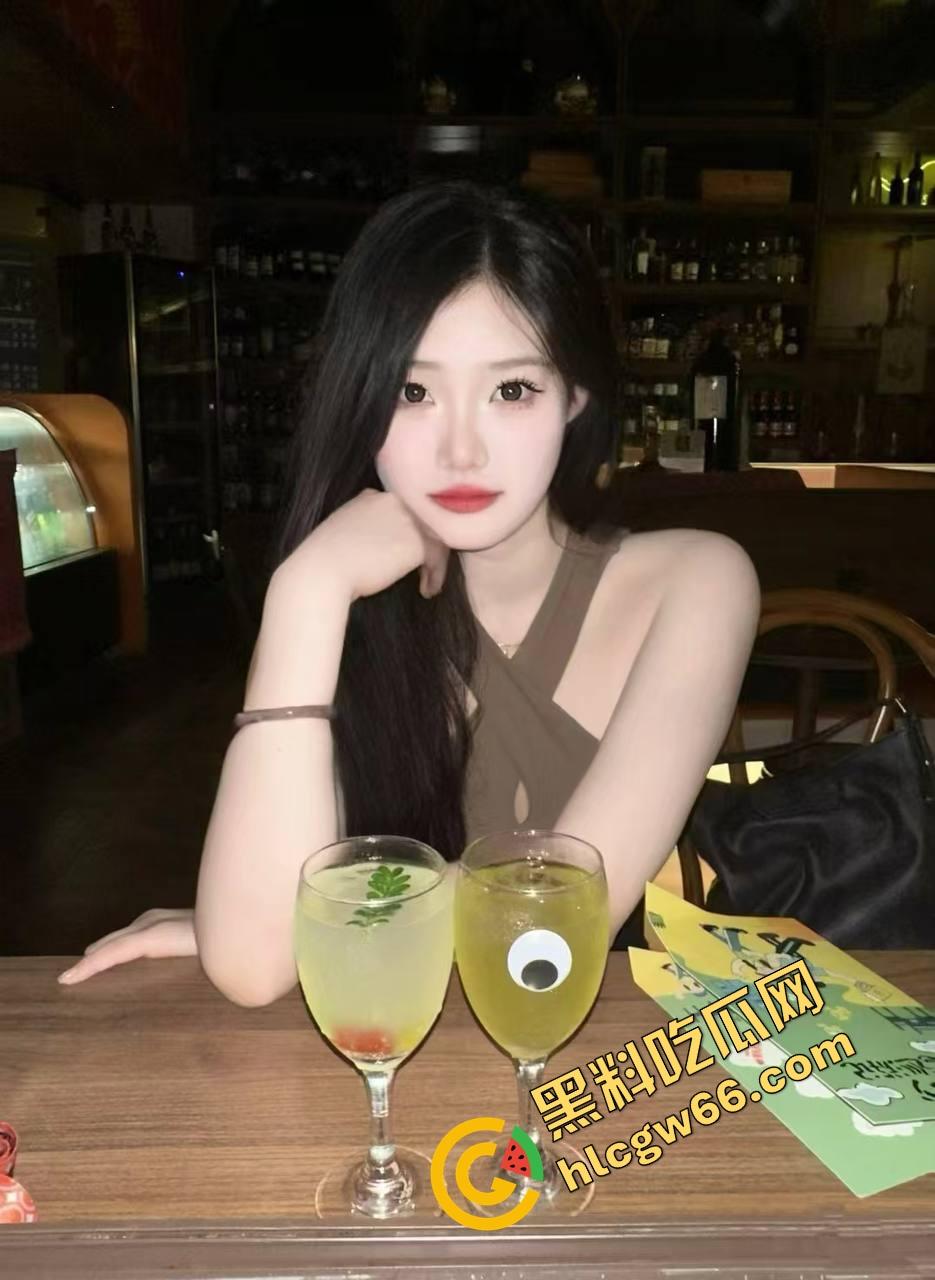 美容店老板娘下班关店偷情,精壮情夫在按摩床上暴干半小时,奶子晃飞骚水淌地、床都快操散架了!-1