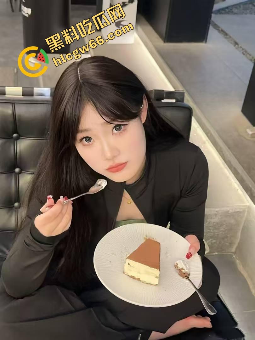 美容店老板娘下班关店偷情,精壮情夫在按摩床上暴干半小时,奶子晃飞骚水淌地、床都快操散架了!-4