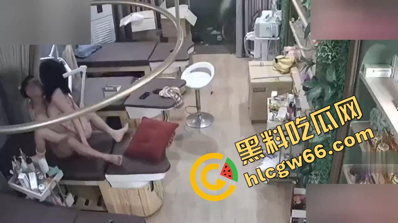 美容店老板娘下班关店偷情,精壮情夫在按摩床上暴干半小时,奶子晃飞骚水淌地、床都快操散架了!-6